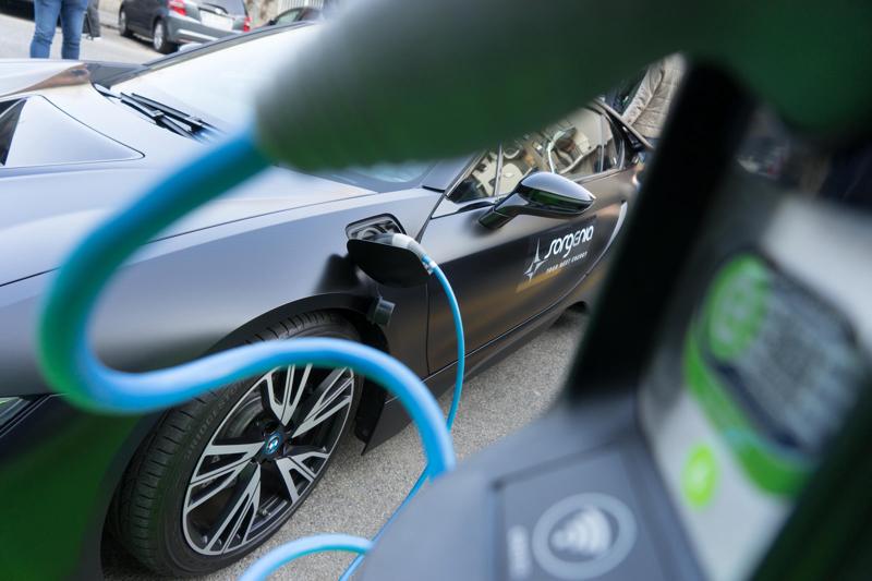Un'auto elettrica fuori dalla nuova sede di Sorgenia. Un'auto elettrica fuori dalla nuova sede di Sorgenia.