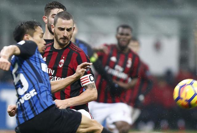 Milan-Inter, Bonucci e Nagatomo (Foto Lapresse) Milan-Inter, Bonucci e Nagatomo (Foto Lapresse)