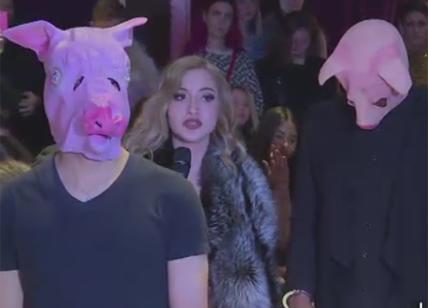 Molestie, anche la moda dice #metoo. Maschere da maiale in passerella. VIDEO