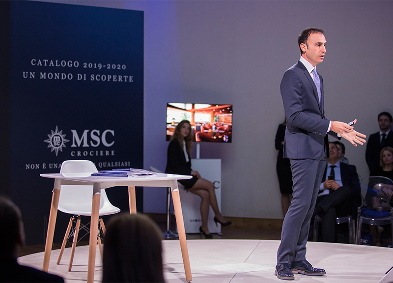 MSC Crociere: Andrea Guanci, direttore Marketing, mostra il funzionamento del configuratore immersivo. MSC Crociere: Andrea Guanci, direttore Marketing, mostra il funzionamento del configuratore immersivo.