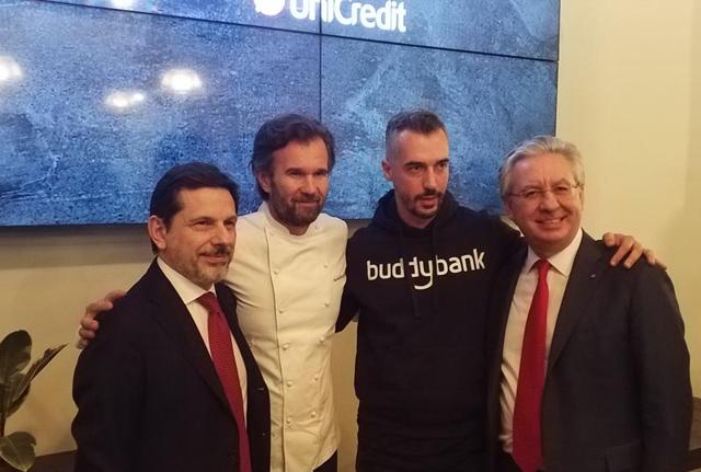 Gianni Franco Papa, General Manager di UniCredit, Carlo Cracco, Angelo D’Alessandro, Founder di buddybank, e Andrea Casini, Co-Head Italy di UniCredit, alla presentazione di buddybank. Gianni Franco Papa, General Manager di UniCredit, Carlo Cracco, Angelo D’Alessandro, Founder di buddybank, e Andrea Casini, Co-Head Italy di UniCredit, alla presentazione di buddybank.