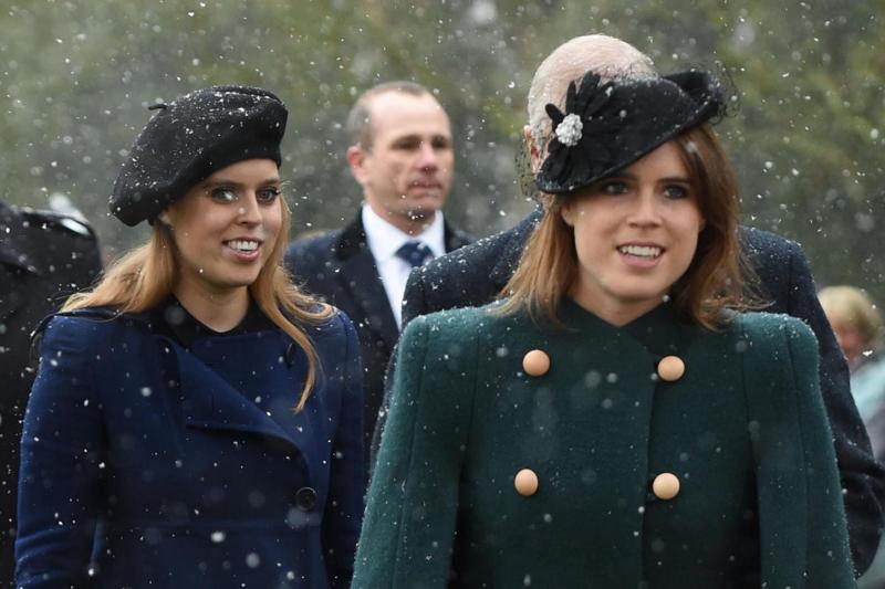 La principessa Beatrice (a sinistra) e la principessa Eugenie con il padre, il Duca di York La principessa Beatrice (a sinistra) e la principessa Eugenie con il padre, il Duca di York