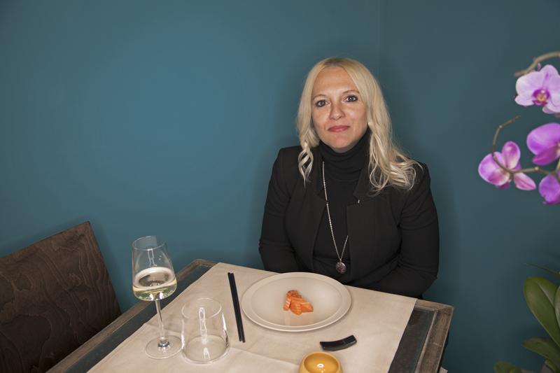 SPAZIO SUSHI. In via Solferino 27, nella casa di Giacomo Puccini, dove nacque la Bohème si è trasferito da pochi mesi lo storico “Spazio Sushi”. Non un semplice locale dove assaporare dell’ottimo sushi, ma un ambiente magico. I sapori, i colori e i profumi di una terra lontana, sono sapientemente miscelati da Raffaella Stucchi, patron del locale, per appagare i sensi e fare di “Spazio Sushi” uno dei migliori fusion della città. Le portate di crudi della tradizione del Sol Levante si estendono ad interpretazioni creative e fusion con accenti mediterranei, dando vita ad uno stile unico nel suo genere. Accanto ai classici sushi e sashimi, meritano menzione le tartàre, in particolare quelle di gambero rosso o di scampo con frutta tropicale come l’avocado o il mango. Speciali anche gli uramaki, frutto di anni di studio e di prove dello chef, tra cui spiccano il winter roll con salmone, fico candito e noci, il sea roll con fiori di zucca in tempura, avocado, scampo, gambero rosso e caviale e il Johnny roll (che prende il nome dallo sushiman), preparato con gambero in tempura, salmone, avocado e mandorle tostate. Ottimi anche i dolci e particolarmente curata la carta dei vini. SPAZIO SUSHI - VIA SOLFERINO, 27 MILANO TEL. 02/36.587.566
