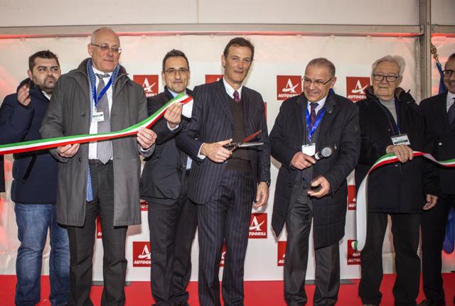 Gianmario Tondato, Amministratore Delegato di Autogrill, taglia il nastro all'inaugurazione dell'area di servizio Adda Sud sulla BreBeMi, dove Autogrill ha aperto un Acafé.