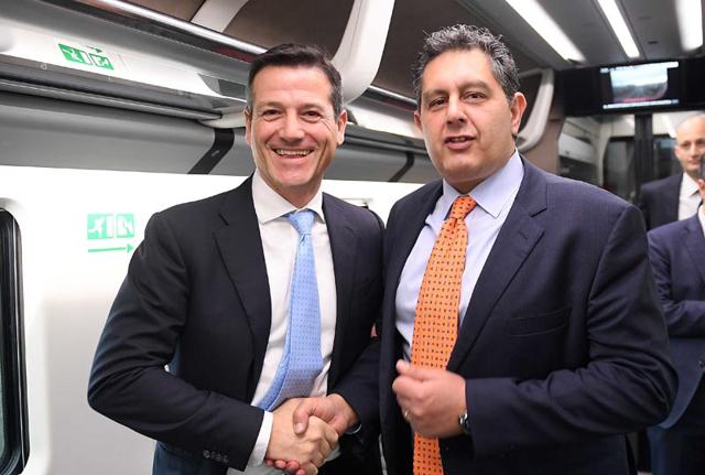 Orazio Iacono, AD e DG di Trenitalia, e Giovanni Toti, Presidente Regione Liguria, sul primo Frecciarossa Genova – Milano – Venezia partito stamattina. Orazio Iacono, AD e DG di Trenitalia, e Giovanni Toti, Presidente Regione Liguria, sul primo Frecciarossa Genova – Milano – Venezia partito stamattina.