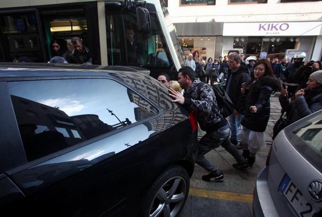 Auto blocca tram in via Torino, Milano (foto: LaPresse) Auto blocca tram in via Torino, Milano (foto: LaPresse)