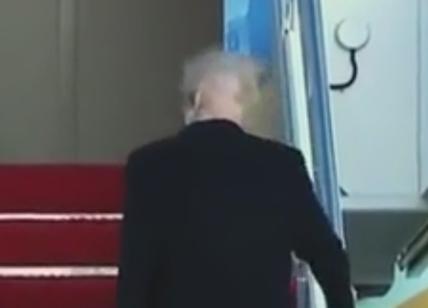 Trump, il vento alza i capelli: ecco la verità sul parrucchino. FOTO