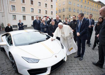 Venduta all'asta la Lamborghini donata a Papa Francesco