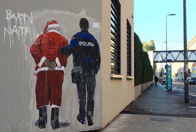 Babbo Natale ammanettato: l'ultima provocazione di Tvboy a Milano