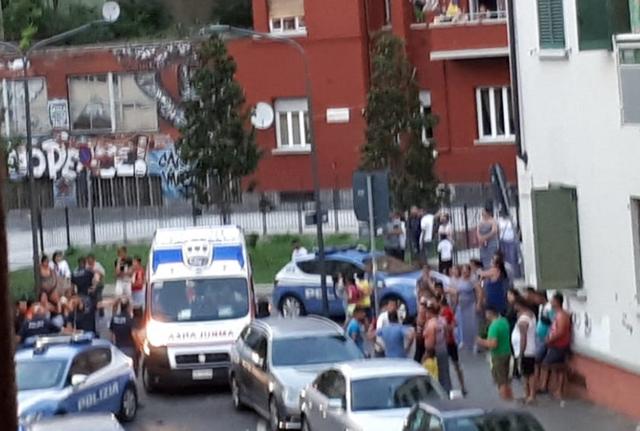Milano, resa dei conti tra zingari in strada a San Siro Milano, resa dei conti tra zingari in strada a San Siro
