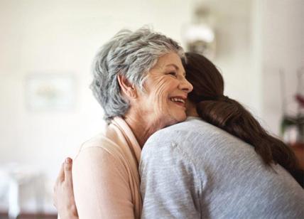 AbbracciAMOci, campagna di Korian Italia contro i maltrattamenti sugli anziani