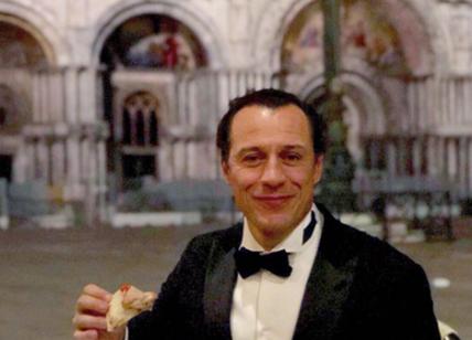 Stefano Accorsi e la pizza in piazza San Marco. "Mi godo la Bellezza d'Italia"