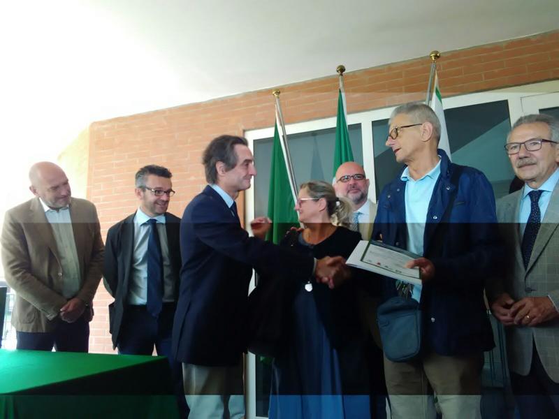 Attilio Fontana, Presidente di Regione Lombardia, consegna ufficialmente le chiavi dei nuovi alloggi.