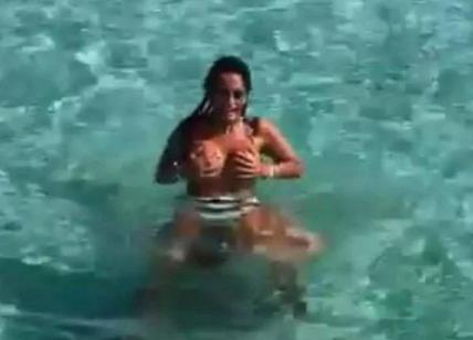 Aida Nizar leva il reggiseno in mare. Le foto. Gossip e gallery vip