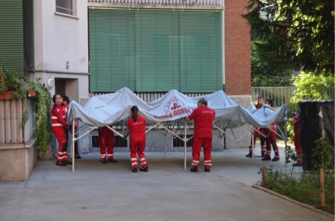 L’allestimento dello spazio medico nel cortile di via Pietro da Cortona L’allestimento dello spazio medico nel cortile di via Pietro da Cortona