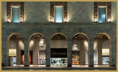 LE ALTRE BOUTIQUE dove fare il pieno di shopping: Imarika (Via Giovanni Morelli 1), Memen (Via Savona 1), Oplà (Via Sarpi 56), Raw (Corso Magenta 96 e Via Palermo 1), Wait and See (Via Santa Marta 14) e Wok (Viale Col di Lana 5/A, Milano). I DEPARTMENT STORE: 10 Corso Como (Corso Como 10), Antonia (Via Cusani 5), Coin (Piazza 5 Giornate 1), Excelsior Milano (Galleria del Corso 4), La Rinascente (Piazza Duomo), Tearose (Via Croce Rossa 2), The Brian e Barry Building (Via Durini 28). VINTAGE SHOP: Bivio Milano (Via Gian Giacomo Mora 4), Cavalli e Nastri (Via Brera 2) Milano, Lipstick Vintage (Corso Garibaldi 79), Mania Vintage (Via F.lli Bronzetti 11) Vintage Delirium by Franco Jaccassi (Via Sacchi, 3). STREET STYLE: Dictionary (Corso Di Porta Ticinese 46), One Block Down (Corso XXII Marzo 12) Iuter (Corso di Porta Ticinese, 48) Par 5 (Via Pio IV, 1), Space 23 (Corso Garibaldi 104).