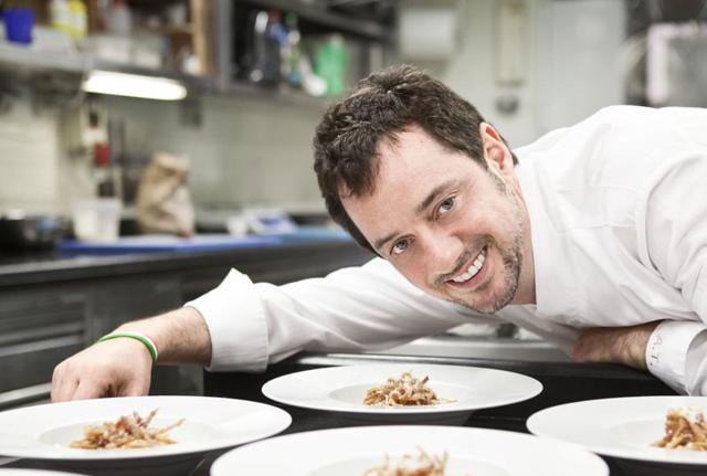 Lo chef stellato Angelo Troiani del ristorante Il Convivio di Roma: da maggio i suoi piatti arricchiranno l'offerta dei ristoranti Sisal Wincity di Milano, Roma, Firenze e Catania. Lo chef stellato Angelo Troiani del ristorante Il Convivio di Roma: da maggio i suoi piatti arricchiranno l'offerta dei ristoranti Sisal Wincity di Milano, Roma, Firenze e Catania.