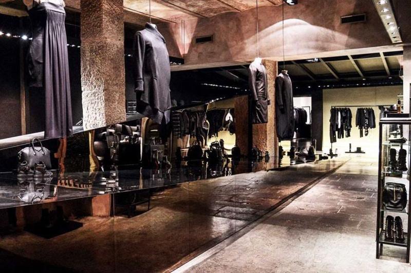 ANTONIOLI (via Pasquale Paoli, 1) Se siete amanti dello stile newyorkese e volete entrare in uno dei migliori negozi di Milano allora andate da Antonioli in zona Navigli. Attivo dal 1987 offre un’ampia ed esclusiva offerta sia per uomo che per donna che spazia tra i più grandi nomi della moda. E' il punto di riferimento per una clientela ricercata ed innovativa.