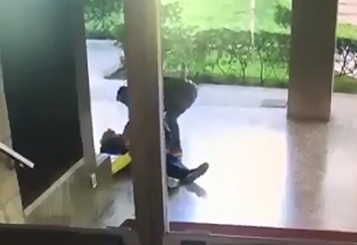 Milano, anziano preso a pugni in faccia per una rapina Milano, anziano preso a pugni in faccia per una rapina