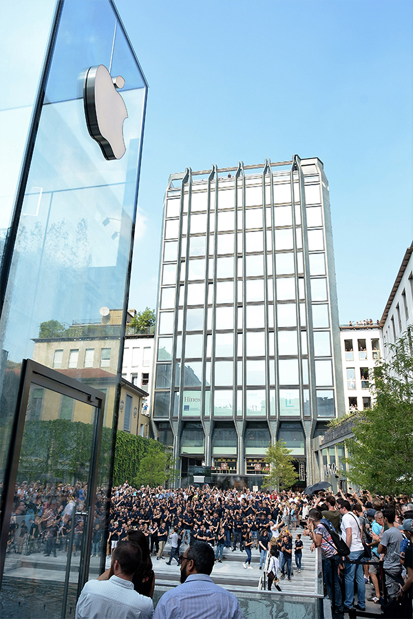 Apple Store a Milano in Piazza Liberty apertura inaugurazione al pubblico 2