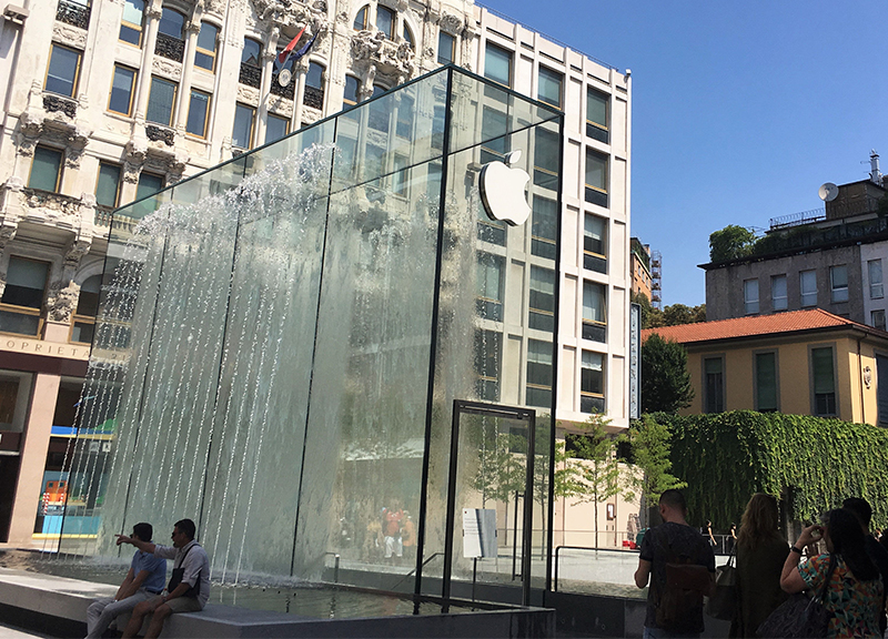 Apple Store a Milano Norman Foster ape