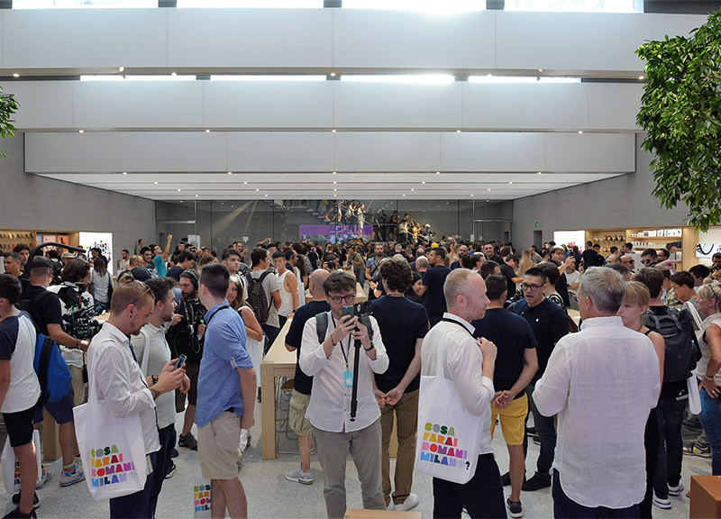 Apple Store a Milano in Piazza Liberty apertura inaugurazione al pubblico ape 3
