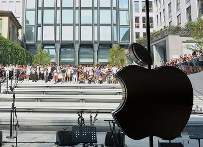 Apple Store a Milano in Piazza Liberty apertura inaugurazione al pubblico ape 8