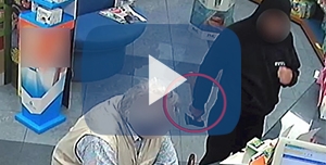 Assalto ai negozi armato di accetta rapinatore seriale preso a Pomezia video