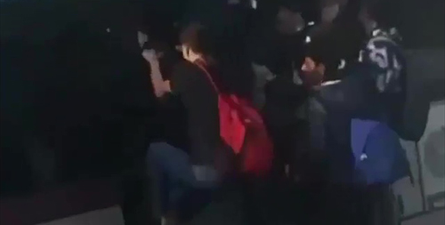 Atac bus troppo pieno gli studenti entrano dal finestrino video
