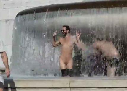 Nudi nella fontana di piazza Venezia: sono inglesi, caccia ai turisti folli