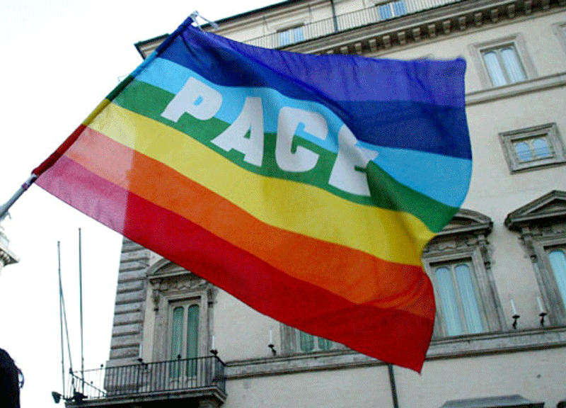 La bandiera della pace diventa un caso: "Lontana dal tricolore del Comune"