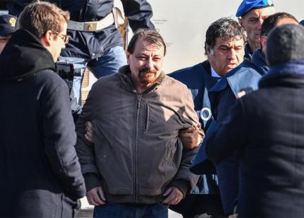 Battisti, Camera Penale di Milano contro Salvini: "Ergastolo non è show"