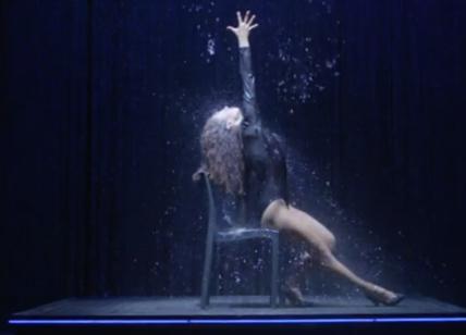 Valeria Belleudi senza limiti. Danza e canto con “doccia”: Flashdance a Roma