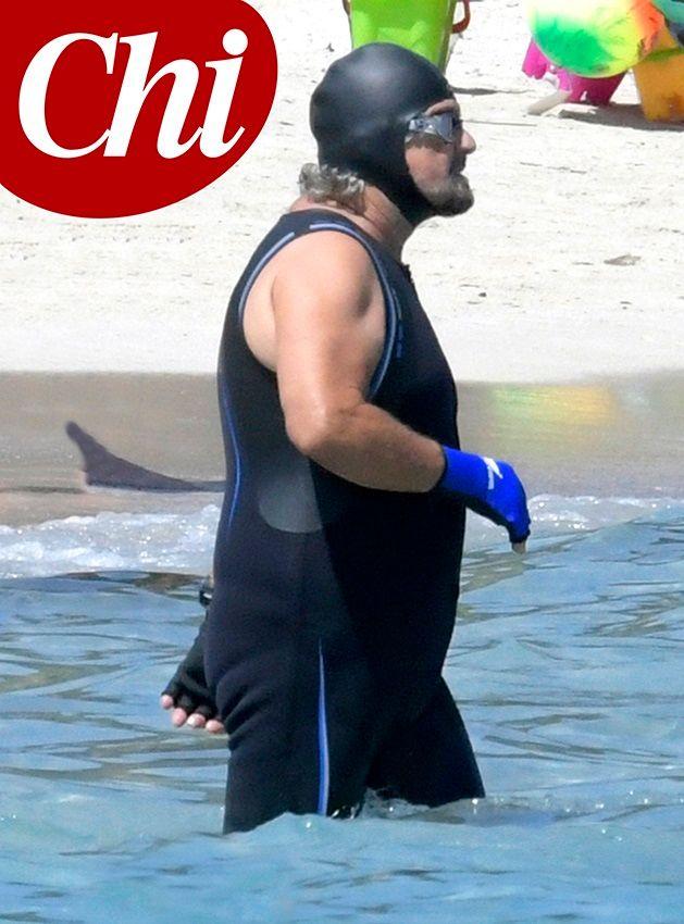 Beppe Grillo al mare in Sardegna in muta da supereroe (foto Chi) Beppe Grillo al mare in Sardegna in muta da supereroe (foto Chi)