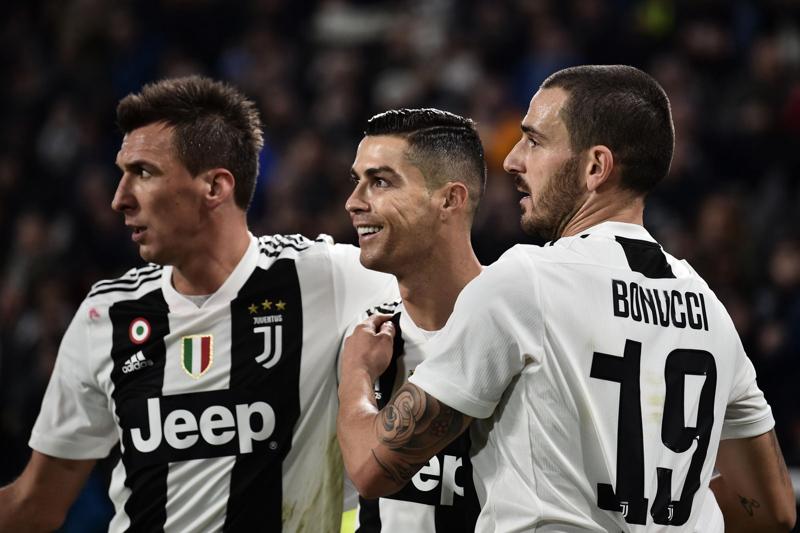 Bonucci, Mandzukic e Cristiano Ronaldo (foto Lapresse) Bonucci, Mandzukic e Cristiano Ronaldo (foto Lapresse)