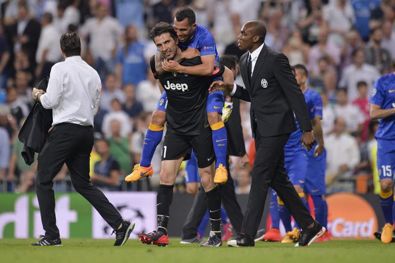Buffon e Tevez (foto Lapresse) Buffon e Tevez (foto Lapresse)