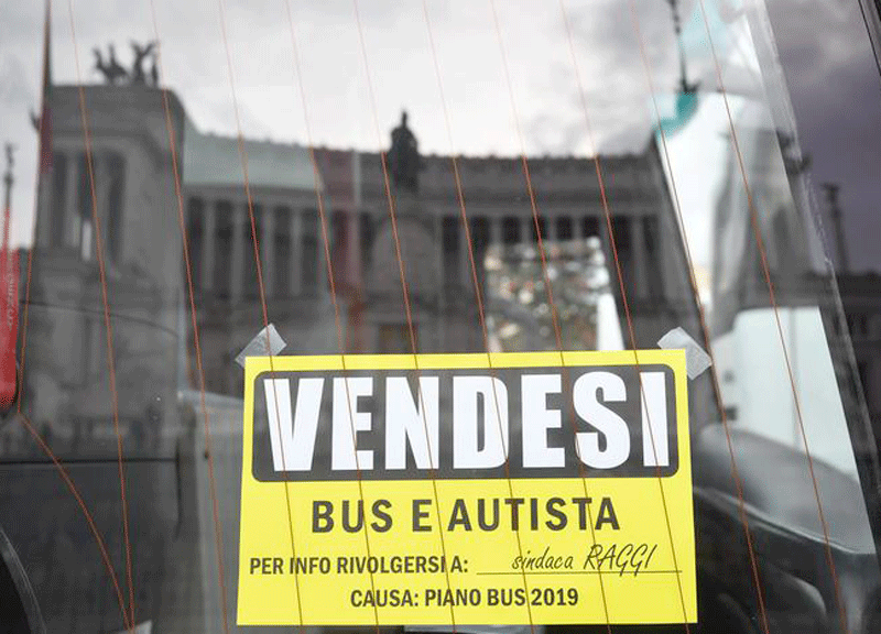 Roma, Campidoglio invaso da bus turistici: traffico paralizzato per protesta