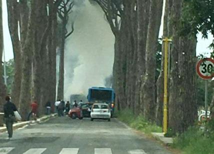 Atac, Infernetto come via del Tritone: bus scolastico in fiamme