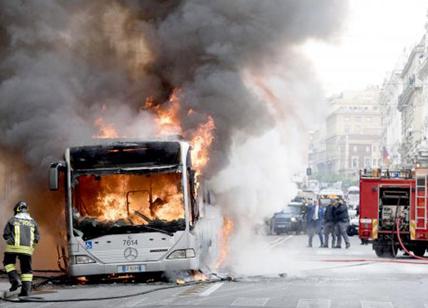 Atac, bus in fiamme. Il Codacons tuona: “Con Raggi già 59 autobus a fuoco"