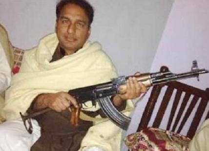 Brescia, pakistano candidato consigliere di quartiere posa con un AK-47
