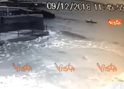 Napoli, canoista beccato mentre abbandona bidone di rifiuti in mare. VIDEO