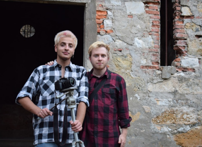 i due ragazzi davanti all'eremo della spelonca