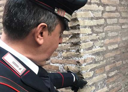 Turista inglese 17enne sfregia muro del Colosseo: scrive le sue iniziali GEO