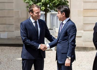 Conte macron stretta di mano ape 3