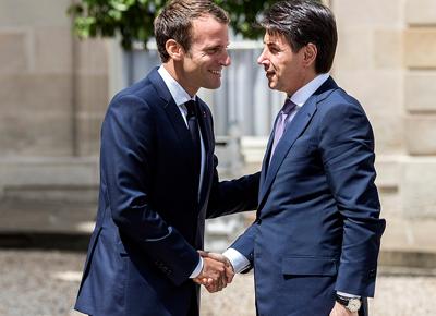 Conte macron stretta di mano ape 4