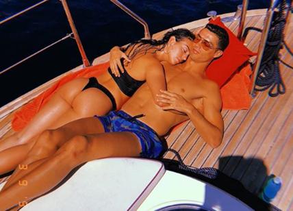 Cristiano Ronaldo relax in barca con Georgina per dimenticare il mal di gol