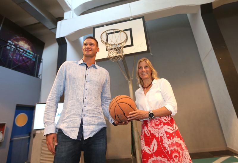 Danilo Gallinari con l'Assessore Guaineri (foto Lapresse) Danilo Gallinari con l'Assessore Guaineri (foto Lapresse)
