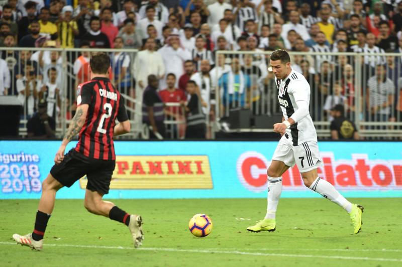 Davide Calabria e Cristiano Ronaldo (foto Lapresse) Davide Calabria e Cristiano Ronaldo (foto Lapresse)