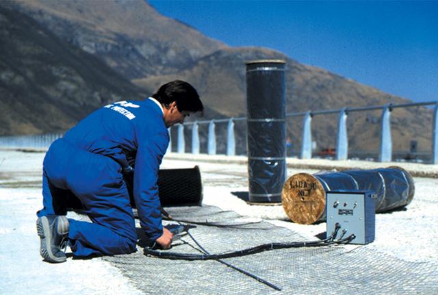 Dettaglio dell’installazione di un ponte in Durrat Al Bahrain dove è visibile in parte la presenza del sistema di protezione catodica (il filo che collega il pilone alla parte orizzontale del ponte) Dettaglio dell’installazione di un ponte in Durrat Al Bahrain dove è visibile in parte la presenza del sistema di protezione catodica (il filo che collega il pilone alla parte orizzontale del ponte)