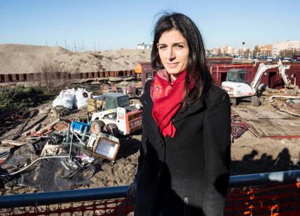 Roma, rogo rifiuti: il sindaco suona la Lira a Ostia e demolisce le baracche